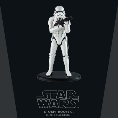 Figura de ação Stormtrooper Star Wars Elite Collection em fundo escuro