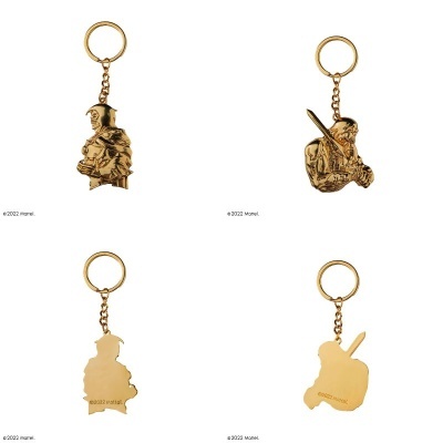 Chaveiros metálicos dourados com personagens da Marvel em fundo branco