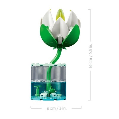 Modelo de flor branca e verde com base translúcida azul e fundo branco