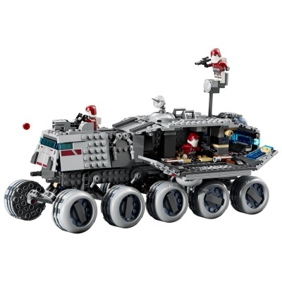 Veículo de brinquedo de construção com figuras em fundo branco