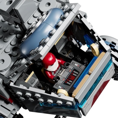 Cockpit Lego com minifigura vermelha e painéis de controlo vermelhos e pretos
