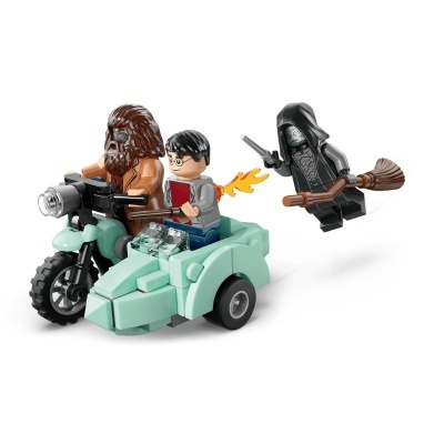 Brinquedo LEGO com motocicleta verde menta, duas figuras e uma figura vestida de negro com varinha e vassoura
