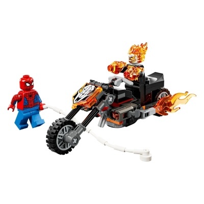 Brinquedo LEGO Homem-Aranha com mota preta e personagem com chamas