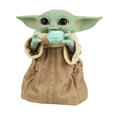 Boneco bebé Yoda verde com túnica castanha segurando doce azul claro