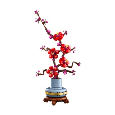 Árvore decorativa de LEGO com flores vermelhas e rosas em vaso azul no fundo branco