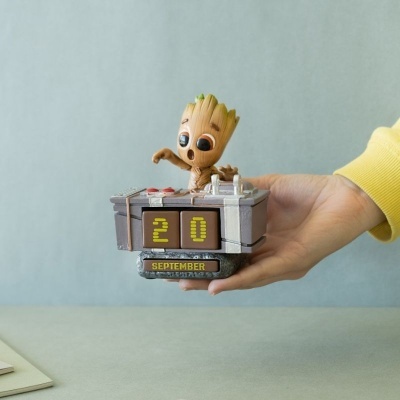Figura decorativa do personagem Groot com calendário de blocos que mostra 20 e SEPTEMBER