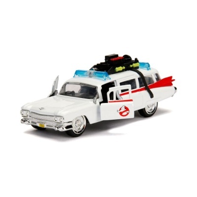 Miniatura carrinha branca com símbolo dos Caça-Fantasmas e acessórios no tejadilho