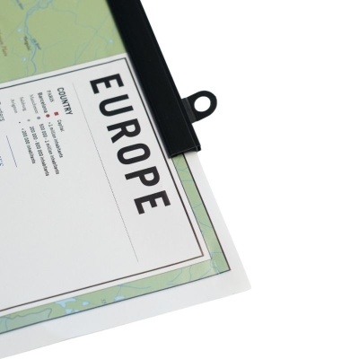 Mapa de Europa com clip preto e texto visível