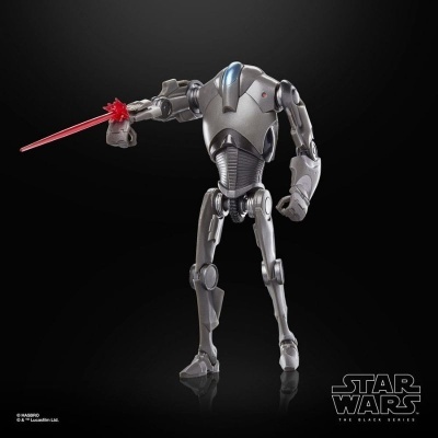 Figura de ação robô cinzento com espada laser vermelha