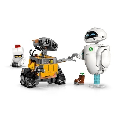 Modelos de robôs LEGO Wall-E, EVA e outro em fundo branco
