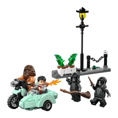 Conjunto LEGO com figuras em veículo e motocicleta, figuras com capas pretas e poste de luz
