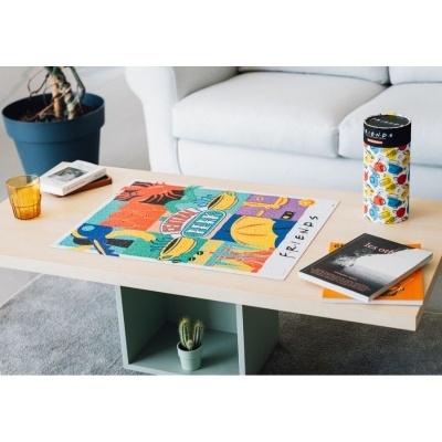 Mesa de centro com puzzle e elementos decorativos