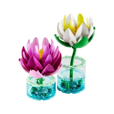 Duas flores de LEGO em vasos transparentes, uma roxa e outra branca com amarelo.