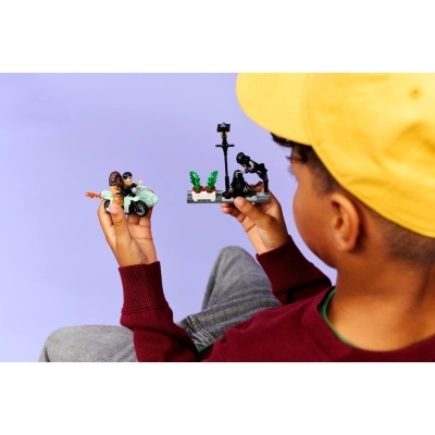 Criança a brincar com figuras e brinquedos de construção de plástico colorido