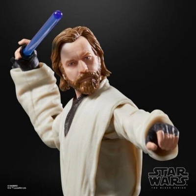 Figura de ação de personagem Star Wars com sabre de luz azul e túnica bege