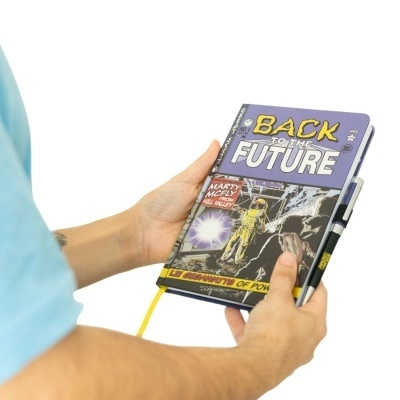 Caderno Back to the Future com capa de banda desenhada e caneta