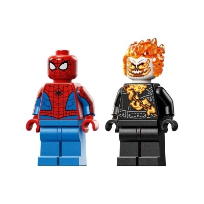 Duas minifiguras LEGO Homem-Aranha e personagem com chamas laranja