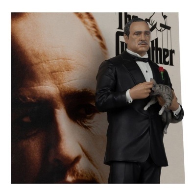 Figura colecionável de homem de fato preto a segurar gato cinzento com fundo de rosto e texto The Godfather
