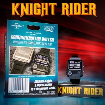 Relógio comunicador Michael Knight réplica em caixa azul com textos e fundo vermelho Knight Rider.