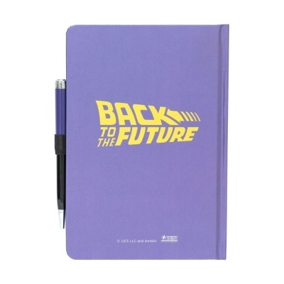 Caderno roxo com texto amarelo 'BACK TO THE FUTURE' e caneta preta e roxa presa ao lado