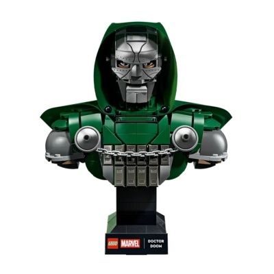 Busto de LEGO Doctor Doom com capuz verde e armadura metálica
