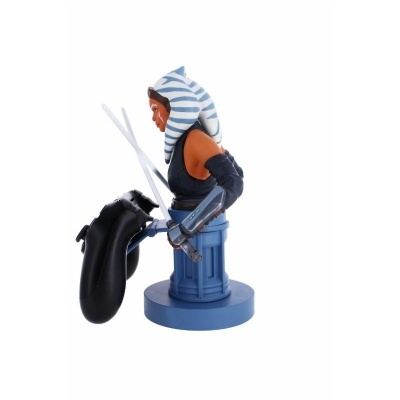 Figura de Ahsoka Tano em pose de combate com lâminas e base azul