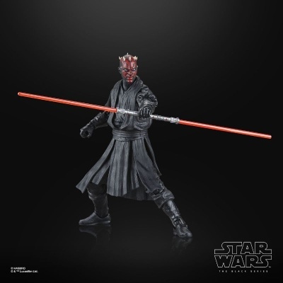 Figura de ação de Darth Maul com sabre de luz vermelho em fundo preto.
