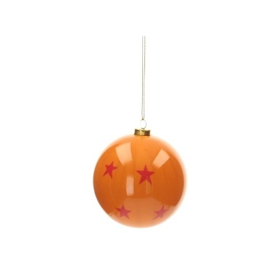 Bola de Natal laranja com estrelas vermelhas pendurada