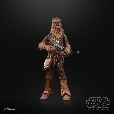 Figura de ação de Chewbacca da série Star Wars com textura de pelo e arma, fundo preto