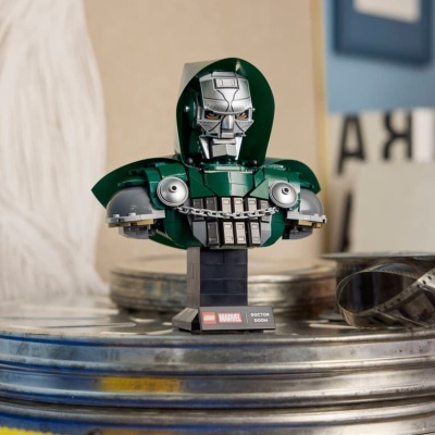 Figura LEGO Marvel do Dr. Doom com capa verde e máscara metálica cinza.