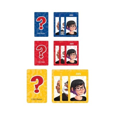 Cartas de jogo coloridas com personagens e ponto de interrogação, marca Hasbro.