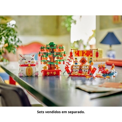 Conjunto de brinquedos de construções multicoloridas sobre mesa escura