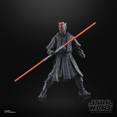 Figura de ação Darth Maul Star Wars com bastão vermelho em fundo preto