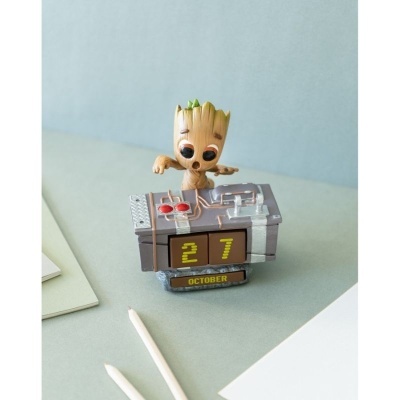Calendário de mesa com figura do personagem Groot e números digitais
