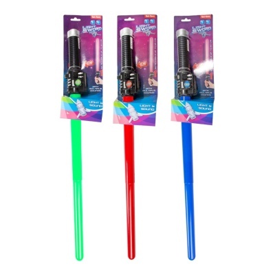Três espadas de brinquedo com luz, tons verde, vermelho e azul, embaladas com fundo colorido e texto LIGHT SWORD