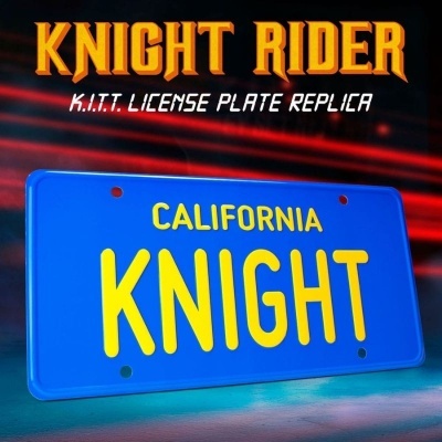 Placa de matrícula azul com texto amarelo CALIFORNIA KNIGHT