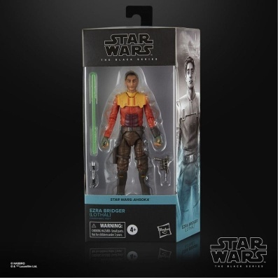 Figura de ação Star Wars Ezra Bridger em embalagem com sabre de luz verde e acessórios