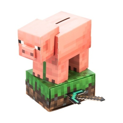 Cofre de cartão em forma de porco pixelado rosa em cima de base verde pixelada com picareta