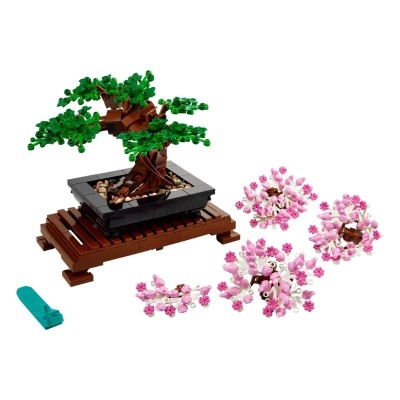 Miniatura de árvore bonsai em peças de construção plástico com vaso e ramos com flores cor-de-rosa e brancas