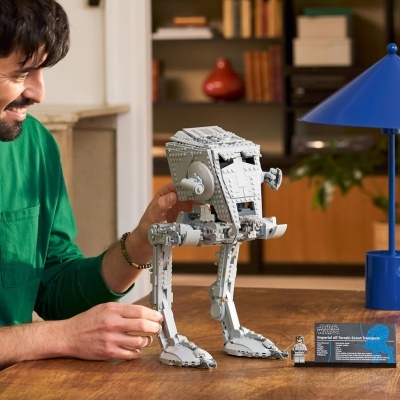 Modelo LEGO do Imperial AT-ST Walker sobre mesa com figura minifigura e caixa informativa