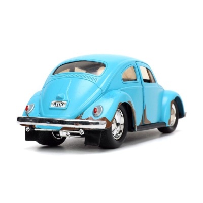 Carro de brinquedo azul tipo Beetle com pára-choques cromados