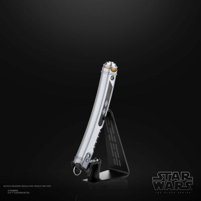 Sabre de luz prateado com suporte preto sobre fundo preto com logo Star Wars