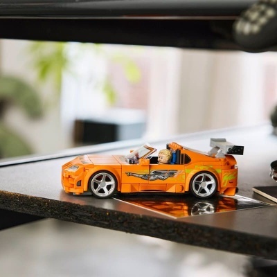 Carro desportivo brinquedo laranja com figura minifigura ao volante