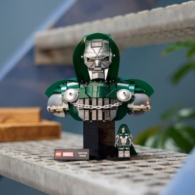 Miniatura e busto LEGO do Doctor Doom da Marvel com plaqueta na base