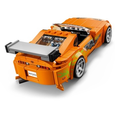 Carro desportivo em miniatura laranja com asa traseira cinzenta