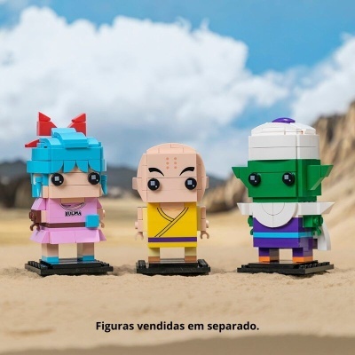 Três figuras de blocos de montar de personagens coloridos sobre base preta ao ar livre
