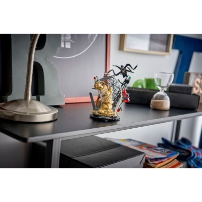 Estátua colecionável Spider-Man em mesa com lâmpada e ampulheta