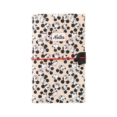 Caderno com capa estampada do Mickey Mouse e fecho de elástico vermelho