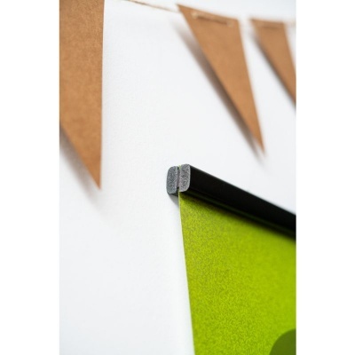 Rolo de estore verde e bandeirolas de papel castanho numa parede branca