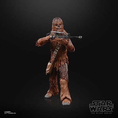Figura de ação de Chewbacca de Star Wars com arma e fundo preto